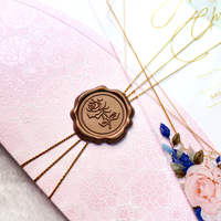 Suite d'invitations de mariage personnalisées en acrylique floral avec pochettes à motif dentelle, sceau de cire et cordon doré pour la papeterie de réception de mariage