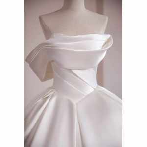 Robe <span class=keywords><strong>de</strong></span> mariée <span class=keywords><strong>de</strong></span> bal asymétrique à une épaule, avec corsage en satin drapé et plissé, style princesse, traîne chapelle, dos nu, motif floral - Product Image 4