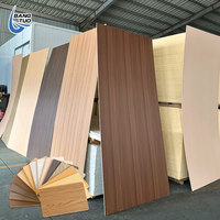 Panneaux muraux décoratifs intérieurs en composite PVC co-extrudé avec placage bois grainé PET, charbon de bambou et fibre de cristal de carbone