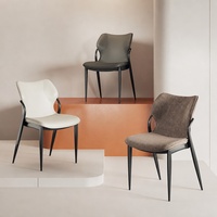 Chaise de salle à manger italienne minimaliste de luxe en acier haut de gamme avec dossier rembourré, design moderne et durable