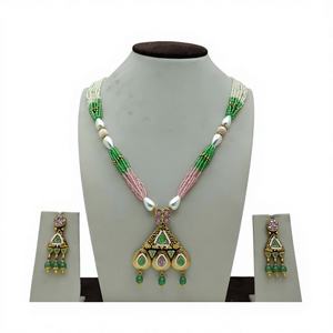 Ensemble de collier élégant en perles multicolores avec pendentif doré et boucles d'oreilles pendantes assorties pour les mariages et les occasions festives - Product Image 1