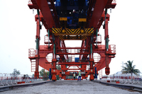 Lanceur de poutres mobile léger, hydraulique, pour la construction de ponts routiers