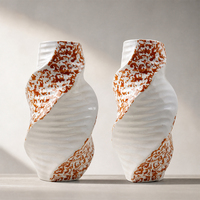 Vase en céramique artisanal torsadé et émaillé, style moderne et artistique, pour décoration de table console et d'intérieur, luxe, en stock, personnalisable