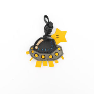 Porte-clés futuriste en cuir en forme de soucoupe volante avec détails étoilés - Product Image 4