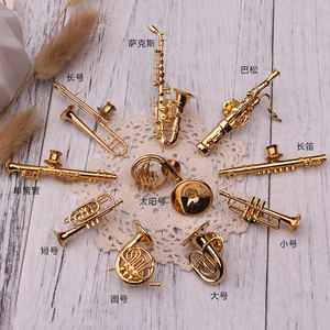 Broche personnalisée en forme de tuba - Product Image 4