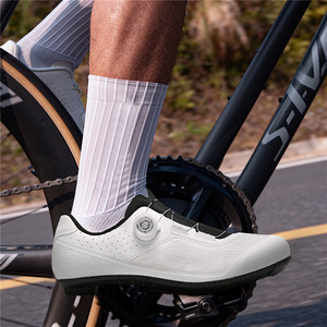 Chaussures de cyclisme neuves, respirantes, antidérapantes, résistantes à l'usure, avec semelle en fibre de carbone pour hommes, usage professionnel <span class=keywords><strong>sur</strong></span> vélo de route - Product Image 4