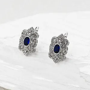 VANFI Une paire de boucles d'oreilles en argent fleur de strass blanc pierre principale bleue