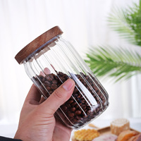 Boîtes de conservation en verre à grain vertical ondulé en gros, boîtes de conservation en verre pour grains de café avec couvercle en bois, boîtes de conservation en verre pour la maison