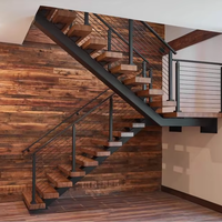Escalier moderne en acier à poutre centrale unique avec garde-corps en câble d'acier au carbone noir et marches en bois massif pour villa intérieure