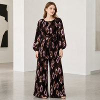 Ensemble deux pièces plissé Miyake élégant pour femme : Tunique longue à imprimé floral artistique et pantalon large, idéal pour les tenues de villégiature et le quotidien