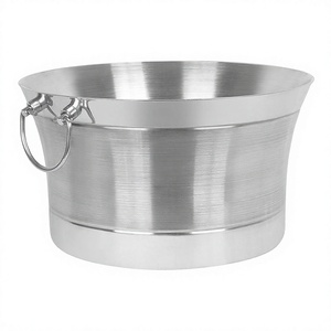 Seau à glace large et pince à glace en acier inoxydable poli, artisanal, moderne et de luxe, écologique, pour bar, maison et fêtes AXIOM HOME - Product Image 1