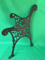 Pieds de banc modernes en fonte et aluminium pour meubles d'extérieur de jardin, parc, cuisine et hôtel - Résistants aux UV, ignifuges, garantie 5 ans