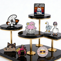 Broches en émail de la collection Animaux Mignons : Anime, Turbo Granny, Chat Porte-Bonheur, Chat Catholique, Perry l'Ovipède, Chien Docteur - Bijou Cadeau