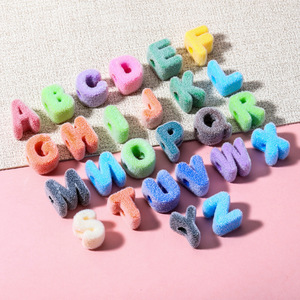 Cuentas <span class=keywords><strong>de</strong></span> <span class=keywords><strong>letras</strong></span> del alfabeto inglés flocadas al por mayor con agujero grande <span class=keywords><strong>para</strong></span> accesorios <span class=keywords><strong>de</strong></span> joyería DIY, <span class=keywords><strong>pulseras</strong></span>, collares, colgantes <span class=keywords><strong>para</strong></span> bolsos y otros materiales. - Product Image 3