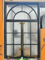 Ventana Abatible de Aleación de Aluminio con Vidrio Templado y Diseño de Persianas para Control de Insectos