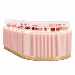 Mostrador de Exhibición de Cosméticos Curvo Rosa con Estantes Traseros en Forma de Arco Dorado y Cajas Acrílicas para Tienda de Belleza Personalizado - Product Image 1