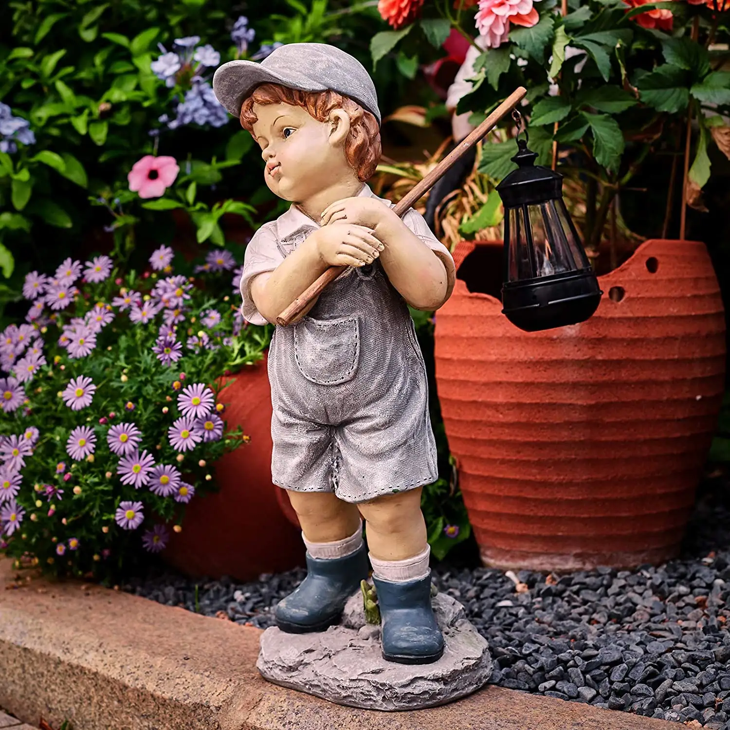 庭のパティオ芝生の庭のためのソーラーランタンギフトと庭の像の男の子手描きの彫刻された図ポリレジンのお土産