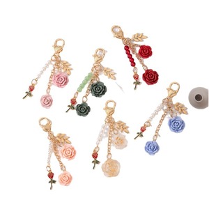 Porte-clés de voiture suspendu en forme de rose camélia 2026, pour femmes, avec un joli pompon en perles, une fleur en métal, une feuille, décoration de sac, accessoires intérieurs de voiture - Product Image 5