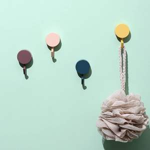 Ganchos Adhesivos para Abrigos al por Mayor, Modernos, de Plástico Resistente, Ecológicos, Multifuncionales, para Cocina, Baño y Dormitorio - Product Image 4