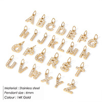 Vente en gros de breloques initiales en acier inoxydable plaqué or 14 carats pendentif lettre alphabet en diamant avec croix pour collier