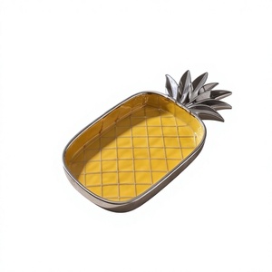 Plateau de service décoratif en métal émaillé jaune en forme d'ananas de luxe avec poignée en feuille de couronne argentée, idéal pour les collations et comme plateau de rangement. - Product Image 1