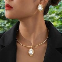 Parure de bijoux pour femme, plaqué or, avec collier et boucles d'oreilles clous, perles d'imitation baroques irrégulières rouges et blanches, style élégant