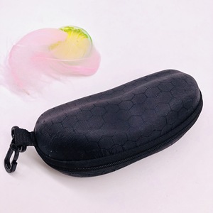 กล่องใส่แว่นตาแบล็คดราก้อน EVA แบบพกพา ทนแรงกด ใช้สำหรับนักเรียน - Product Image 1