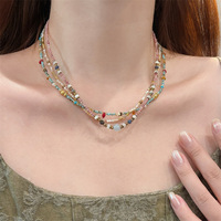 Collier ethnique en pierres naturelles et perles de coquillages avec placage or 18 carats, design luxueux et subtilement opulent pour femmes