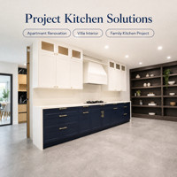 Set Kabinet Dapur Modern Ramah Lingkungan Warna Putih dan Biru Dongker dengan Pintu Kaca, Meja Marmer, Perlengkapan Emas, dan Penyimpanan Terbuka di Dinding