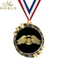 Médaille de course exquise Noble avec volant ailé doré bord en émail bleu et ruban tricolore pour les récompenses du sport automobile