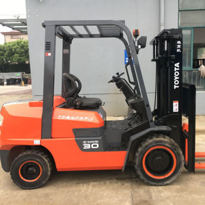 Chariot élévateur diesel Toyota FGZN 30 d'occasion, trois mâts, déplacement latéral - Product Image 3