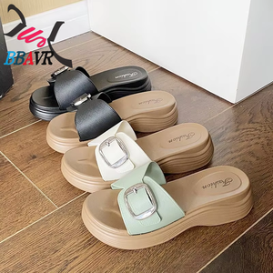 รองเท้าแตะสไลด์ PVC สำหรับผู้หญิง รองเท้าแตะรัดส้นแบบหนา พื้นกันลื่น ใส่ได้ทั้งในบ้านและนอกบ้าน รองเท้าส้นเตารีดแบบนุ่มสำหรับผู้หญิงและสุภาพสตรี ขายส่ง - Product Image 2