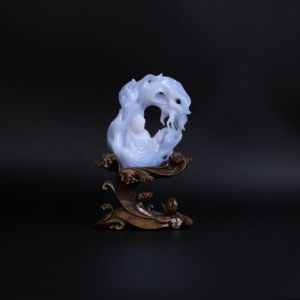Œuvre d'art bouddhiste sculptée à la main en calcédoine bleue - Artisanat exquis - Product Image 1