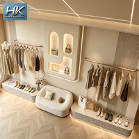 Étagères de présentation personnalisables, étagères de magasin rétroéclairées en forme d'arche, présentation minimaliste de luxe pour boutique de vêtements