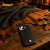 Étui de téléphone à dragonne en cuir pleine fleur grainé avec rivets dorés et support de doigt pour iPhone – Personnalisation de marque, faible MOQ, usine OEM