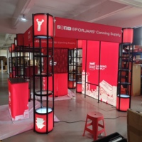 Stand de convention 10x20 pieds avec poteau lumineux rond, comptoir éclairé et impression de fond couleur personnalisée