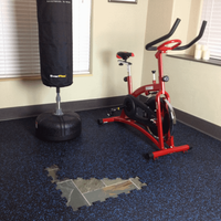 Hochdichte SBR-Gummimatten Fitness-Studio Garagenboden-Fliesen 15-50mm Dick Hervorragende Stoßdämpfung 5-Jahres-Garantie für CE ISO