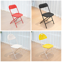 Chaises pliantes d'extérieur avec cadre en acier thermolaqué et assise en plastique blanc/rouge vin/rouge pour mariages et événements