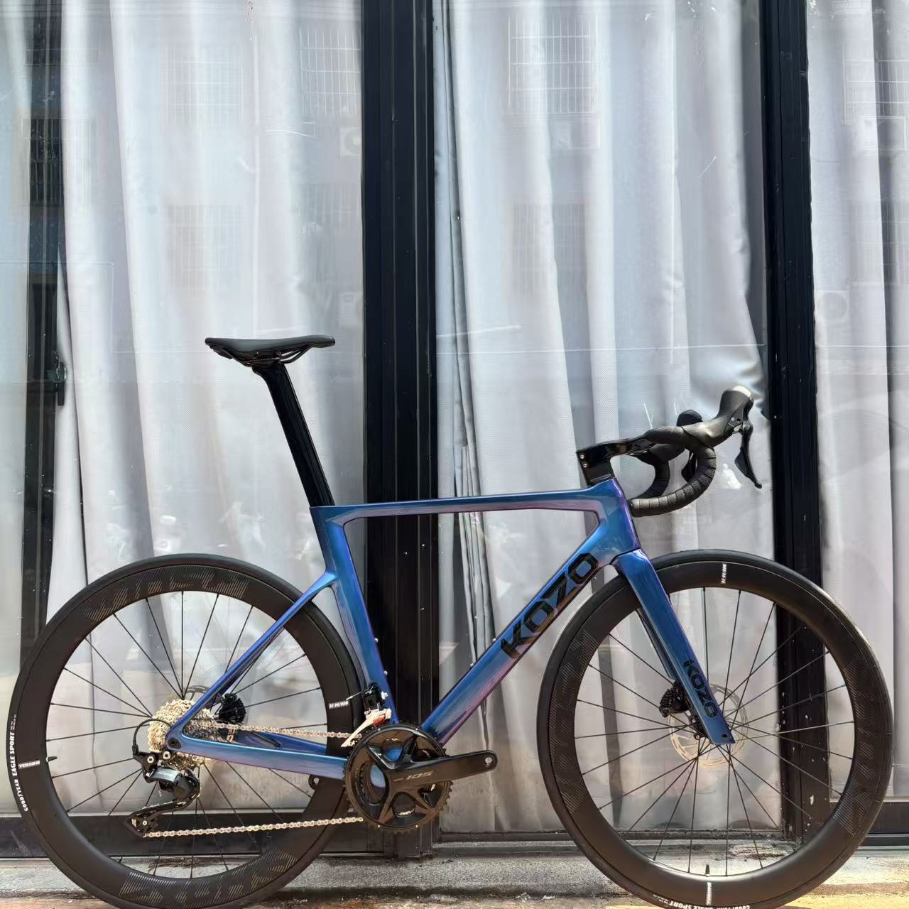 Caméléon bleu +100usd