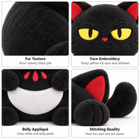 Peluche personnalisée chat noir avec yeux jaunes, pose assise et queue courbée pour cadeaux d'Halloween et présentoirs saisonniers