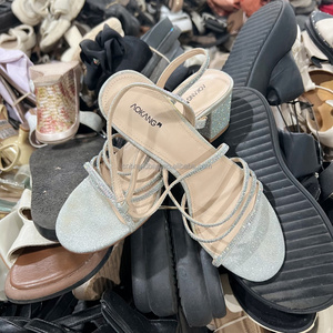 Chaussures d'<span class=keywords><strong>occasion</strong></span> S14 Premium – Sandales d'été pour femmes, lots mixtes de talons hauts et pantoufles décontractées – Fournisseur en gros de chaussures usagées - Product Image 1