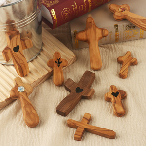 Cruz de oración religiosa de madera de olivo ecológica de mano Cruz grabada decorativa para decoración de interiores y regalo - Product Image 4