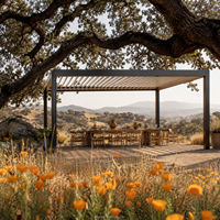 Pergola bioclimatique en aluminium avec toit rétractable motorisé, terrasse arrière, lames orientables, écrans latéraux pour climat désertique, LED