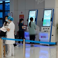 Terminal libre-service pour l'enregistrement de rendez-vous médicaux, sur pied, écran tactile 32 pouces, imprimante A4, SDK, reconnaissance faciale