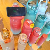 Lot de 4 Bouteilles d'eau en plastique PC étanches, à boire directement, pour fitness, gym, extérieur, camping, voyage, style mignon, avec couvercle à corde et paille, unisexe