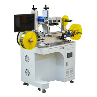 Machine de marquage laser volante à double tête laser rouleau-à-roule avec rembobinage automatique pour le codage par lots d'étiquettes de sécurité et de films plastiques