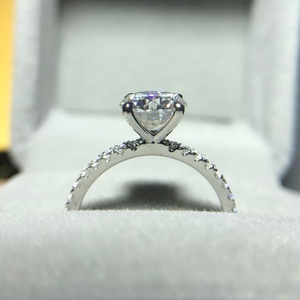 Bague de fiançailles personnalisée avec pavé de pierres, argent sterling 925 plaqué or blanc massif, moissanite ronde de 1,0 carat, couleur D - Product Image 2