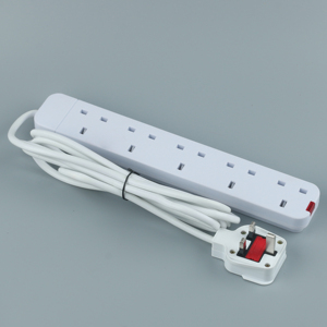 Multiprise blanche standard britannique avec interrupteur rouge et câble long, adaptée à une utilisation domestique et extérieure. - Product Image 6