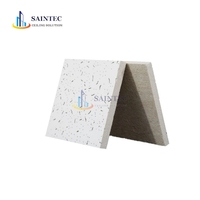 Dalles de plafond acoustiques carrées artistiques modernes, imperméables, ignifuges, isolantes thermiquement, fausses dalles suspendues en fibres minérales, blanches