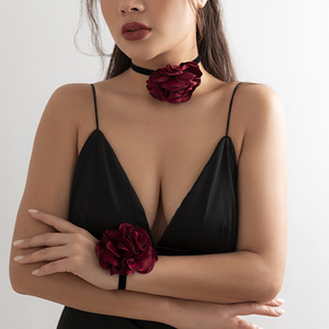 Collana Girocollo Vintage Creativa con Fiore di Rosa per Donne e Ragazze, Gioiello Gotico Fatto a Mano con Corda Larga in Velluto e Fiore in Tessuto Satinato per Feste - Product Image 2